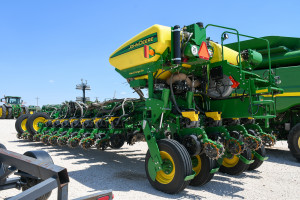 Duże powierzchnie gospodarstw wymagają dużych maszyn do pracy. Na zdjęciu punktowy, 24-rzędowy siewnik do wysiewu kukurydzy metodą strip-till. Zbiornik jest w stanie zmieścić 4 t nasion. Ponadto do siewnika można zagregować beczkę z płynnymi nawozami NPK, które podaje się bezpośrednio pod nasiona. Warto wiedzieć, że tam, gdzie produkcja roślinna uzależniona jest od nawadniania, nie używa się nawozów granulowanych