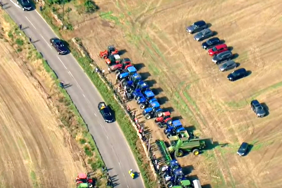 Szkoccy rolnicy staneli traktorami wzdłuż trasy przejazdu konduktu, Foto: Screen youtube/itv.com