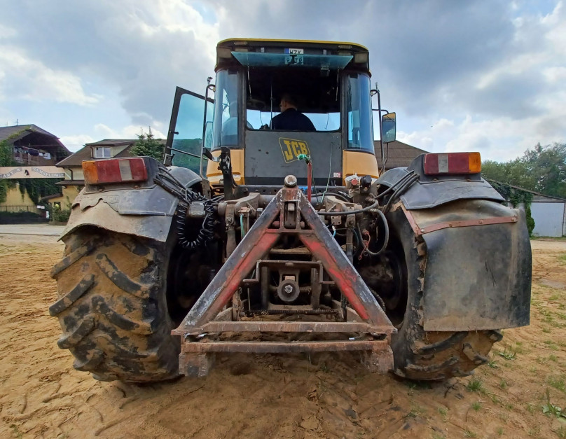 Z tyłu ciągnika JCB Fastrac z 1996 r. pojawił się system zaczepowy wzorowany na austriackim Gangl Docking System, fot. K.Pawłowski