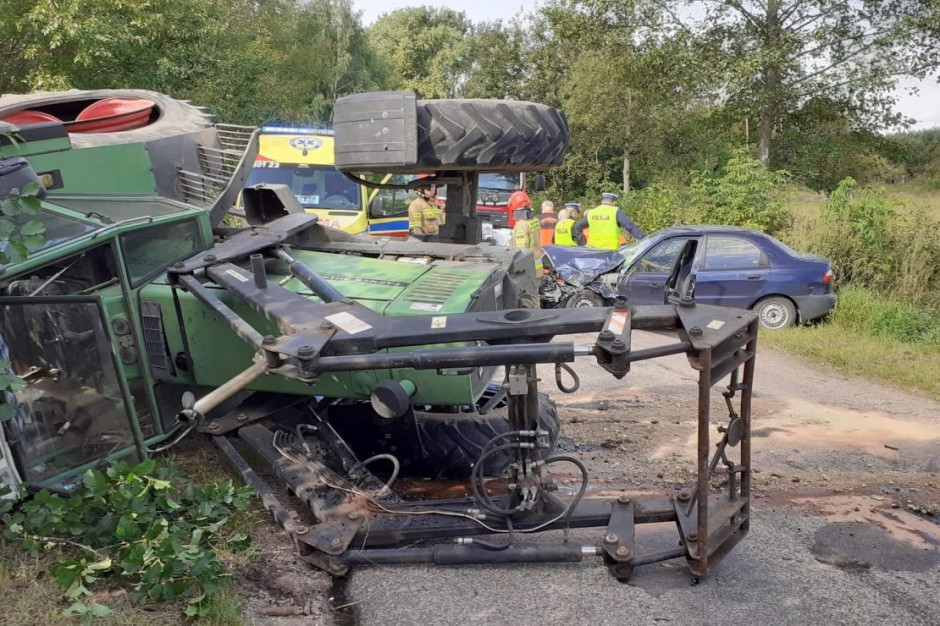Kierująca autem i traktorzysta wskutek zderzenia trafili do szpitala, fot. OSP Szczuczyn