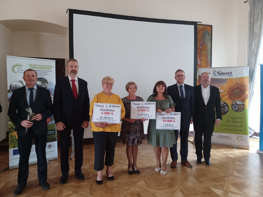 Zwyciężczynie konkursu, przedstawiciele lokalnych władz oraz Corteva Agriscience, fot. A.Kozłowska