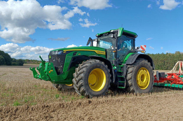 W piątek mieliśmy okazję pojeździć ciągnikiem John Deere 8R 410 wyposażonym w eAutoPowr, fot. K.Pawłowski Jeździliśmy John Deere’em z elektryczną przekładnią