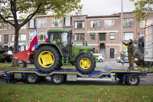 Holenderska policja odebrała traktory farmerom, którzy jechali na protest do stolicy