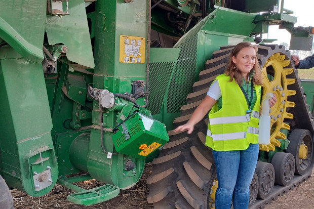 Czujnik HarvestLab będzie dostępny w modelach serii T (z możliwością doposażenia maszyn z roku modelowego 2016 i nowszych) i modelach serii S (z możliwością doposażenia wszystkich maszyn S760, S770, S780, S785 i S790) od wiosny 2023 r. fot. K.Pawłowski Czujnik John Deere HarvestLab 3000 dostępny w kombajnach