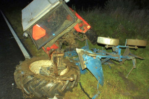 Zderzenie bmw i ciągnika rolniczego, trzy osoby ranne