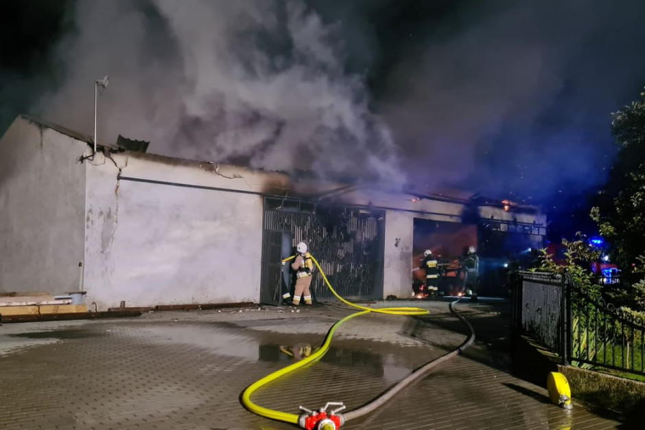 Spłonął dach i garażowane w budynku maszyny, Foto: OSP Izbicko