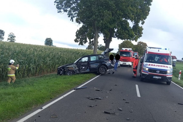 Wskutek zderzenia z maszyną rolniczą kierowca auta trafił do szpitala, fot. PSP Szamotuły Bmw zawadziło o maszynę rolniczą - traktorzysta ze słonym mandatem