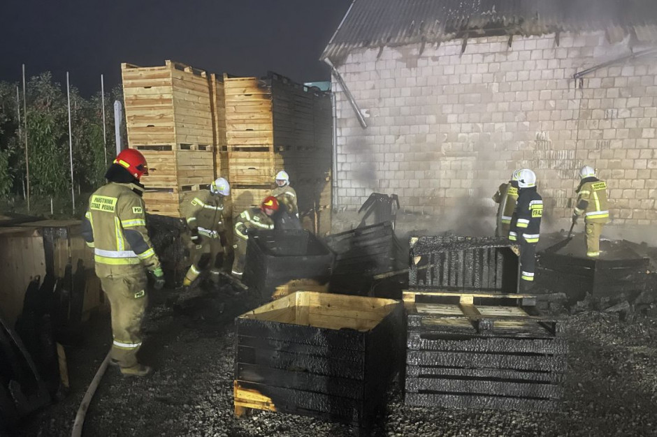 Ogień strawił 200 drewnianych skrzyń i zniszczył dach magazynu, Foto: PSP Sandomierz