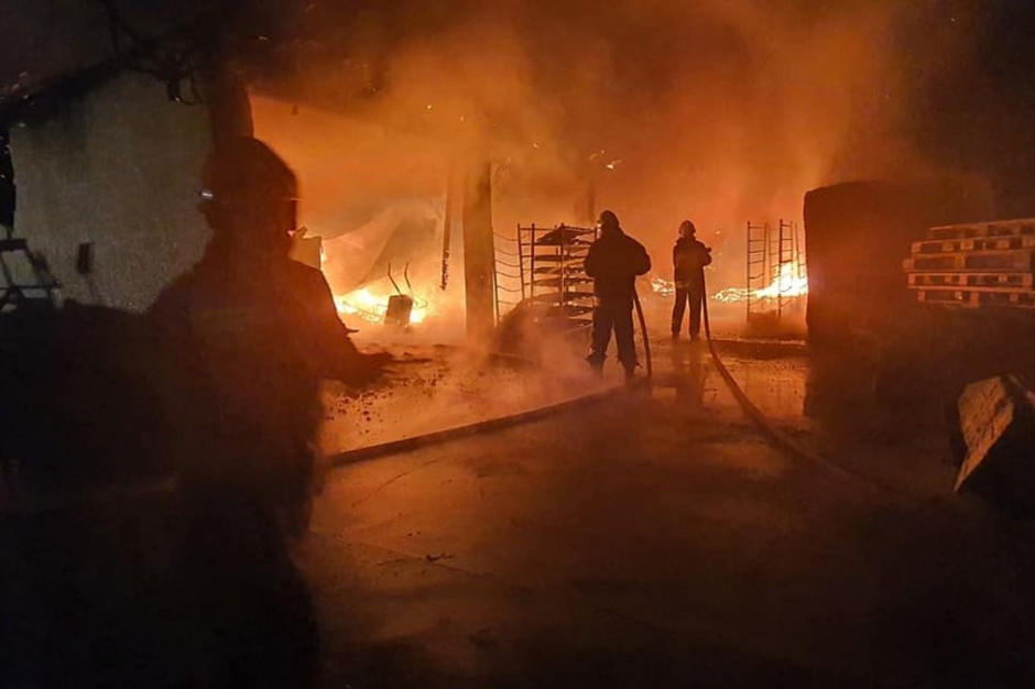 W gospodarstwie płonął budynek gospodarczy i dwie wiaty z maszynami, Foto: KMP Kraków