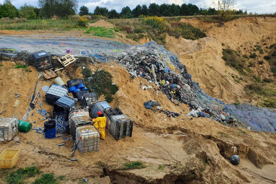 Podejrzani nie zdążyli zakopać kolejnej partii niebezpiecznych odpadów, Foto: Policja