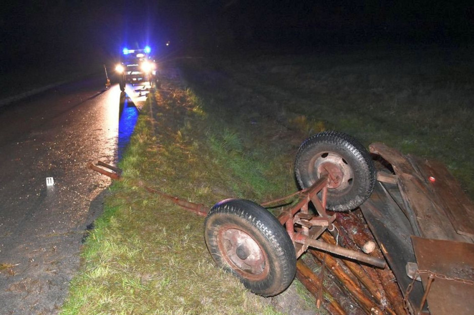 Wyładowany drewnem wóz przewrócił, zginął siedzący na nim człowiek, Foto: Policja