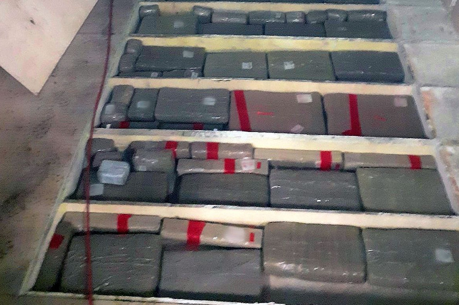 W podłodze naczepy tira jadącego z Ukrainy ukryto 272 kg haszyszu, Foto: KAS