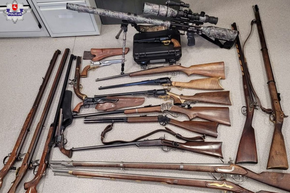 U kłusownika znaleziono 20 sztuk różnej broni, Foto: Policja