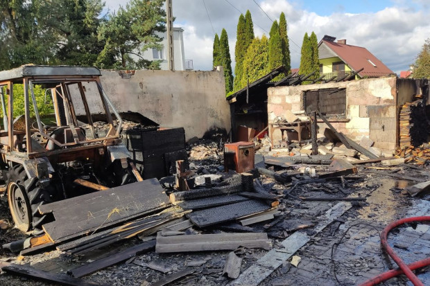Ogień strawił w małopolskim gospodarstwie m.in. ciągnik rolniczy, Foto: PSP Nowy Sącz Spłonęły dwa budynki gospodarcze, traktor i auto