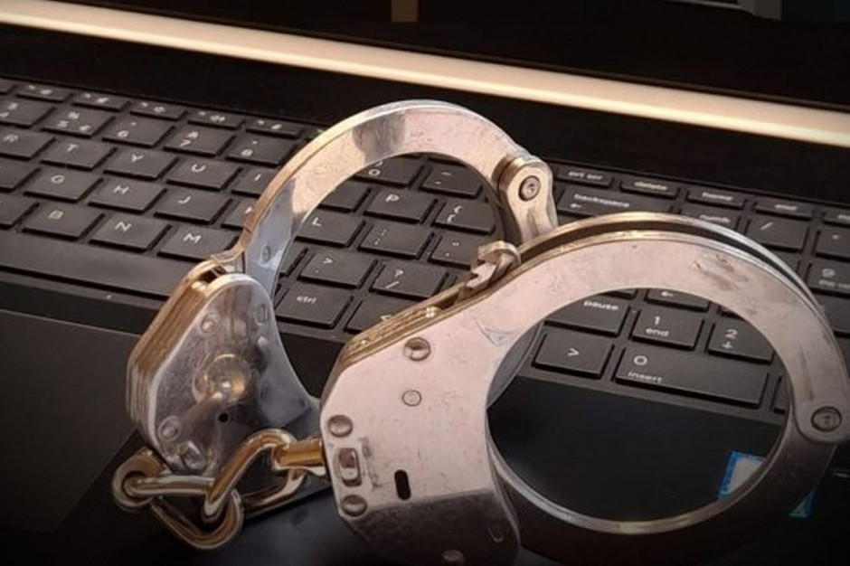 Internetowy oszust wpadł w ręce stróżów prawa, Foto: Policja