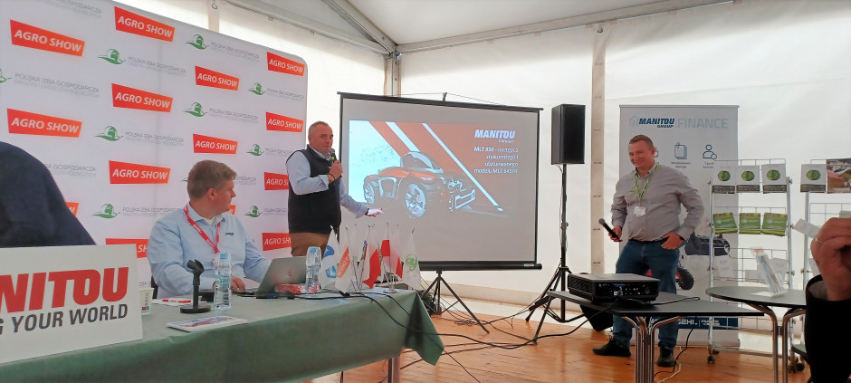 Głównym partnerem Manitou w Polsce jest firma Agromix, której przedstawiciel Adam Piotrowski wraz z Wojciechem Mańkiewiczem z Manitou przestawili nowe modele maszyn. Następcą modelu MLT845 ma być MLT 850. fot. AdK