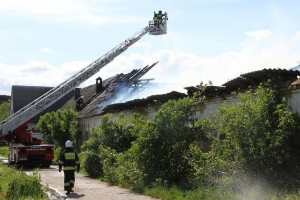 Strażacy OSP pod Wieliczką spadli razem z koszem od drabiny wozu strażackiego