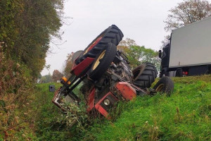 Traktor z kosiarką dachował, kierowca pijany