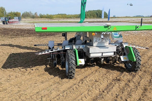 Proekologiczny robot na panele FarmDroid