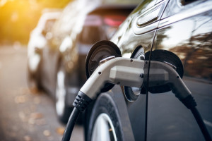 Przejazd 1 km autem benzynowym jest 3 razy droższe niż podobnym elektrykiem