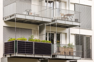 Włochy: panele fotowoltaiczne na balkon w prezencie dla ubogich rodzin