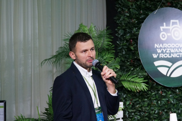 Bogdan Kazimierczak skupił się podczas wystąpienia na NWwR na gromadzeniu informacji, ich przetwarzaniu oraz wykorzystywaniu w zarządzaniu produkcją rolną, fot. PTWP Rolnictwo oparte na faktach – ekspert John Deere o zbieraniu danych z pola