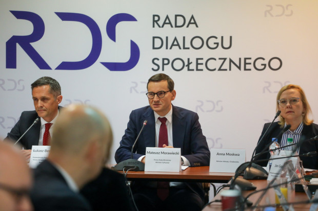 Premier Morawiecki nie pozostawia złudzeń: to koniec, przynajmniej na dłuższy czas, niskich stóp procentowych i niskich cen energii, fot. PAP/Albert Zawada Premier: To epokowy moment. Niskie ceny energii i stopy procentowe odeszły w przeszłość