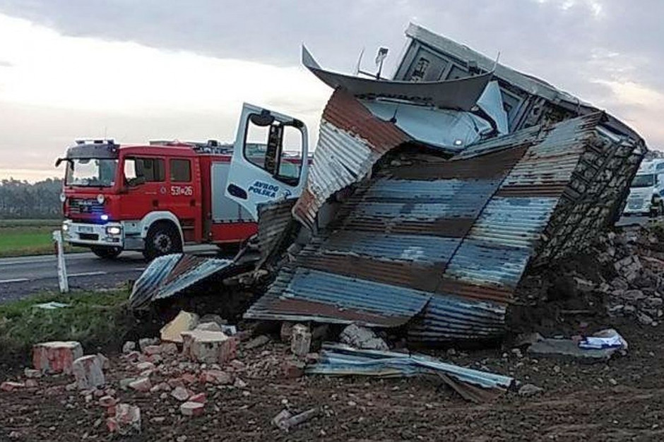 Naczepa wypełniona żywym inwentarzem została kompletnie rozbita, Foto: PSP Ostrów Wielkopolski