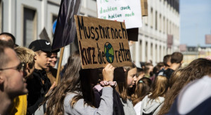 Niemcy: Ośmiogodzinny kurs przyklejania się do dróg - aktywiści klimatyczni szkolą się przed akcjami ulicznymi