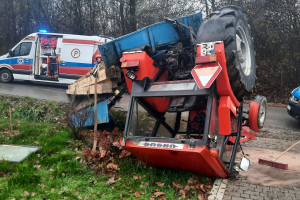 Ciągnik dachował, ranny kierowca