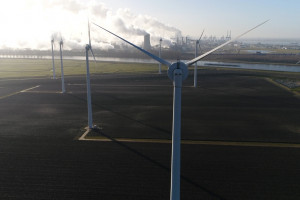 Energia wiatrowa mogłaby znacząco obniżyć ceny prądu, gdyby nie była blokowana