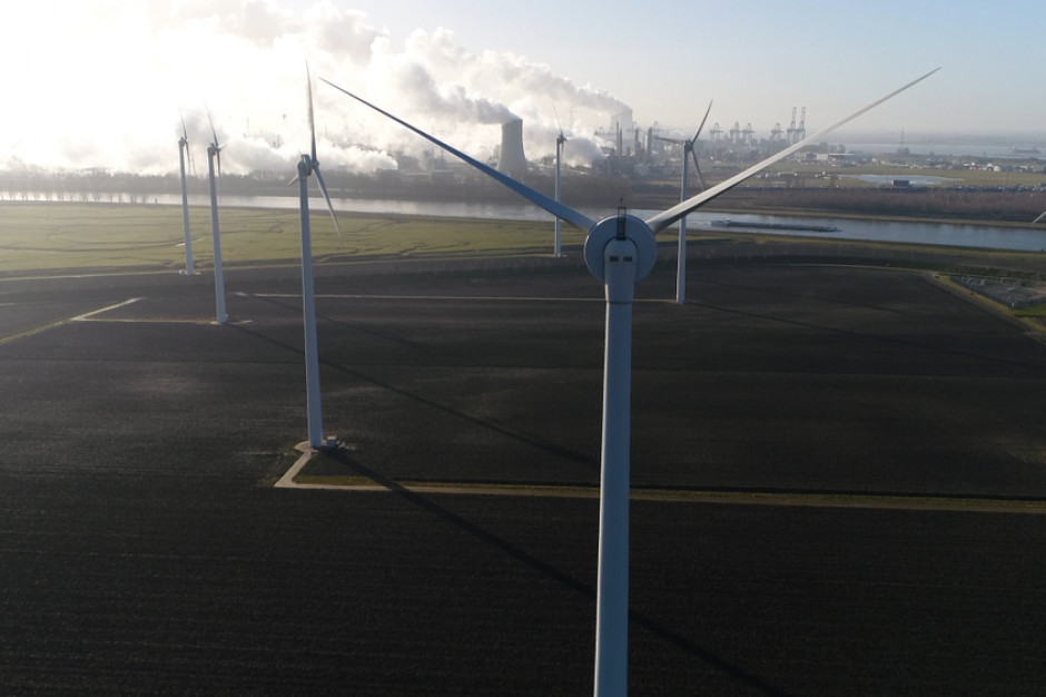 Rząd chce przenieść część kosztów transformacji energetycznej na właścicieli farm wiatrowych. Foto. Shutterstock