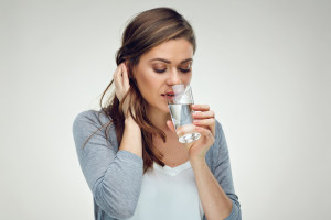 Ile szklanek wody powinno się pić w ciagu dnia? Naukowcy obalają mity