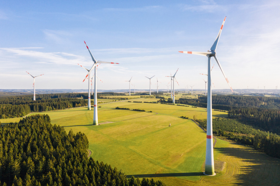 Energii z wiatru moglibyśmy produkować nawet 4-krotnie więcej, gdyby zmieniono restrykcyjne przepisy dotyczące rozmieszczenia wiatraków na lądzie, fot. Shutterstock