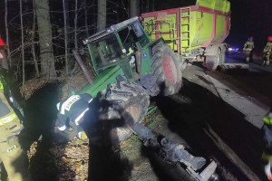 Samochód zderzył się z traktorem, dwie osoby ranne