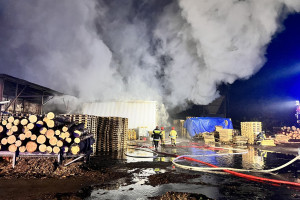 Pożar tartaku w Tucznie. 29 zastępów strażaków gasi duży ogień