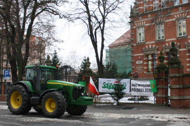 Rolnicze traktory przez 2,5 miesiąca stały pod siedzibą ANR w Szczecinie, fot. GT Dziesiąta rocznica rolniczych protestów w Szczecinie. Pamiętacie?