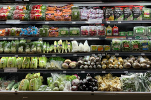 Koniec z pakowaniem owoców i warzyw w plastik? Polacy popierają wdrożenie zakazu