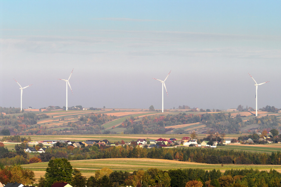 Projekt tzw. noweli ustawy wiatrakowej, który ma zliberalizować tzw. zasadę 10 H (wprowadzoną ustawą z 2016 roku) jest jednym z 37 kamieni milowych, fot. Shutterstock