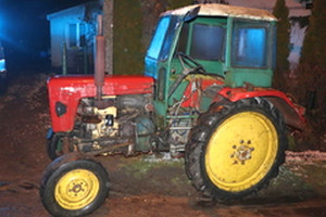 Zamaskowany złodziej  w skradzionym traktorze