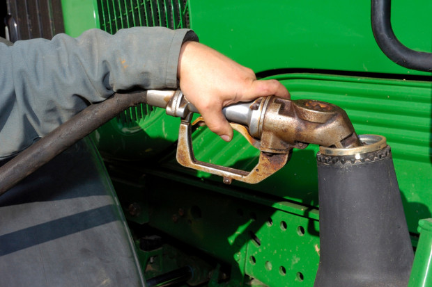 Czy ceny oleju napędowego wystrzelą? Może warto już teraz zakupić paliwo na nowy sezon?