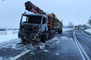 Zapaliła się ciężarówka wioząca drewno