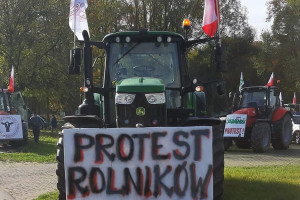 Świętokrzyscy rolnicy z taczkami u wojewody: jedna dla premiera, druga dla ministra