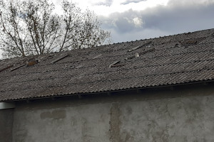 Czy rolnik może sam wymienić dach z azbestem w gospodarstwie?
