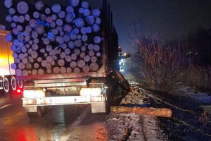Ciężarówka gubiła na drodze bale drewna - uszkodzone dwa samochody