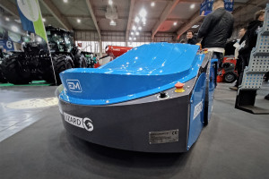 Całkowicie polski robot do podgarniania paszy