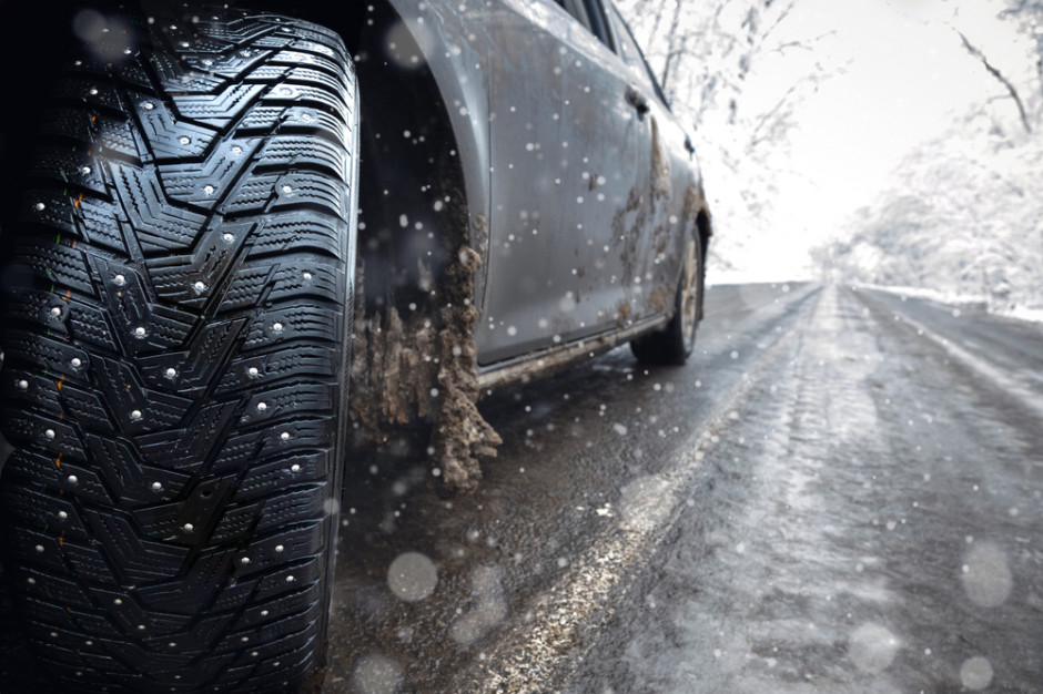 Wszystkie drogi krajowe są przejezdne, ale warunki pogodowe nie sprzyjają kierowcą, fot. Shutterstock