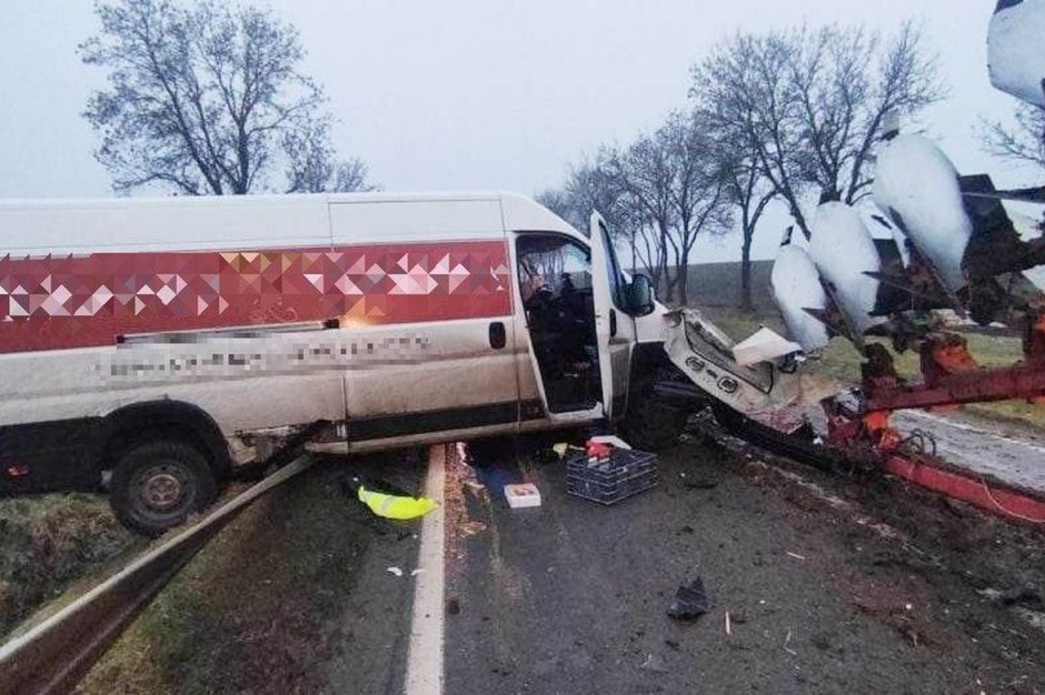 Wskutek zderzenia kierowca busa został ranny i uwięziony w kabinie, Foto: KPP Słubice