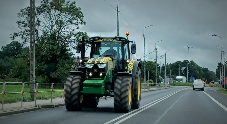 Charakterystyczne kolory mają także traktory marki John Deere, które można wynająć w firmie Agro-Sieć. Dzięki specjalnej folii na nadwoziu z daleka widać, że jedzie wynajęta maszyna, fot. K.Pawłowski 