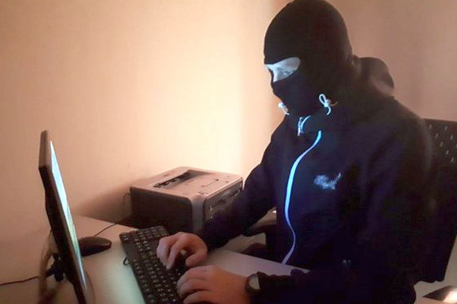 Rolnik padł ofiarą internetowego oszusta, Foto: Policja